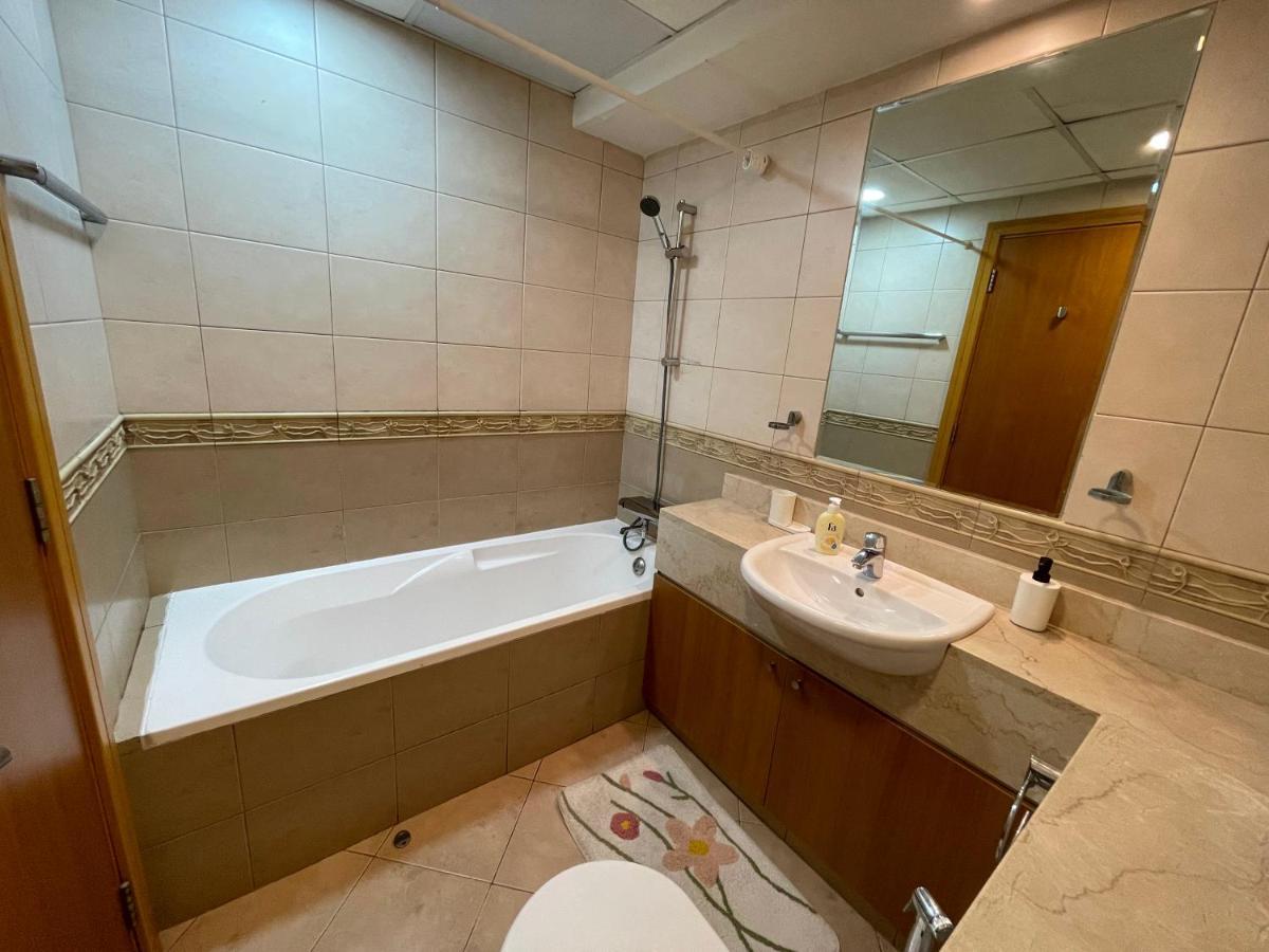 Metro Premium Location Spacious 2 Bedroom Apartment Right Next To The Metro ドバイ エクステリア 写真